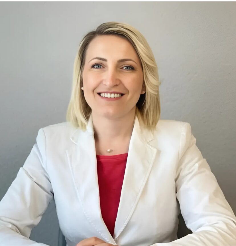 frau sitzt und lächelt